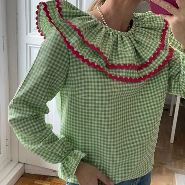 Gingham - Entzückende grün karierte Bluse mit Rüschenbesatz