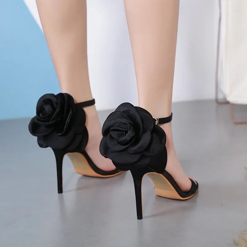 Flora - Elegante High Heels mit großer Blumenverzierung