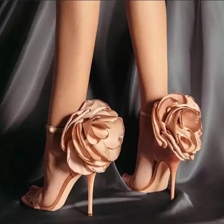 Flora - Elegante High Heels mit großer Blumenverzierung