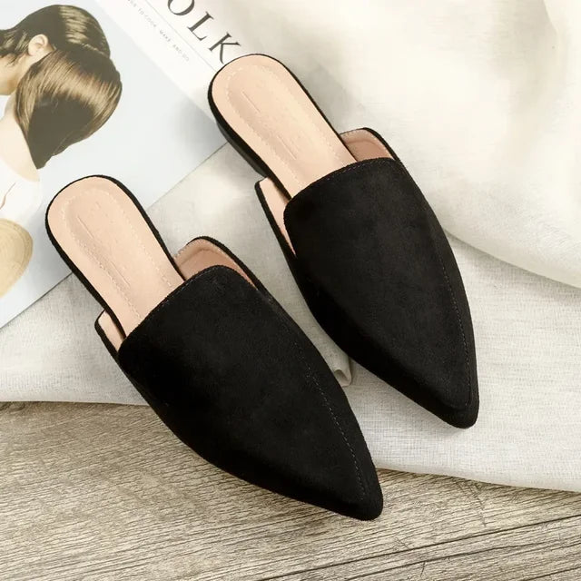 Eloise - Elegante Wildleder-Mules mit spitzer Zehenpartie