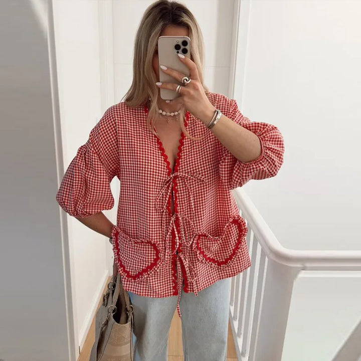 Clara - Vintage V-Ausschnitt-Bluse mit Herztaschen