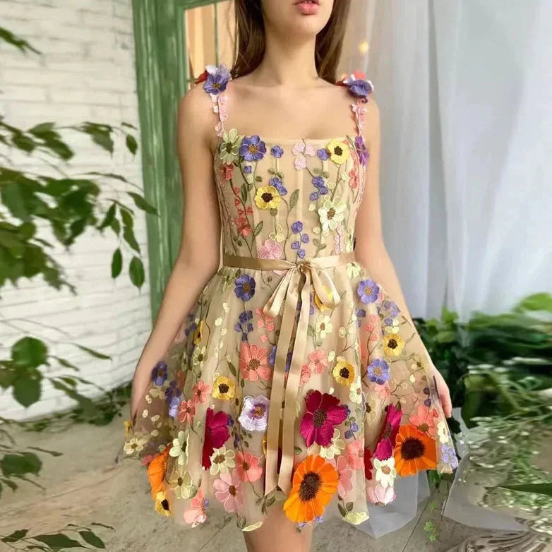 Daisy - Zartes Kleid mit Blumenstickerei und Schnürträgern