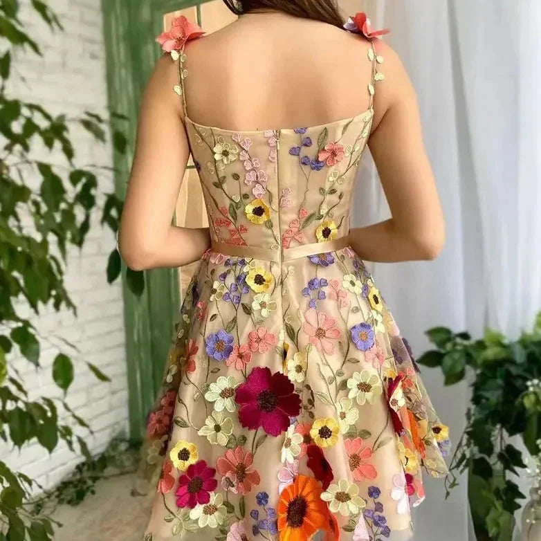 Daisy - Zartes Kleid mit Blumenstickerei und Schnürträgern