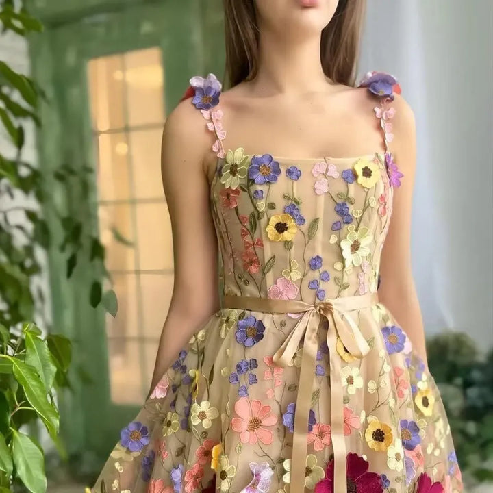 Daisy - Zartes Kleid mit Blumenstickerei und Schnürträgern