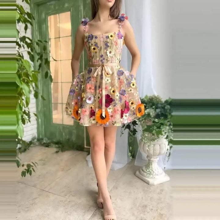 Daisy - Zartes Kleid mit Blumenstickerei und Schnürträgern