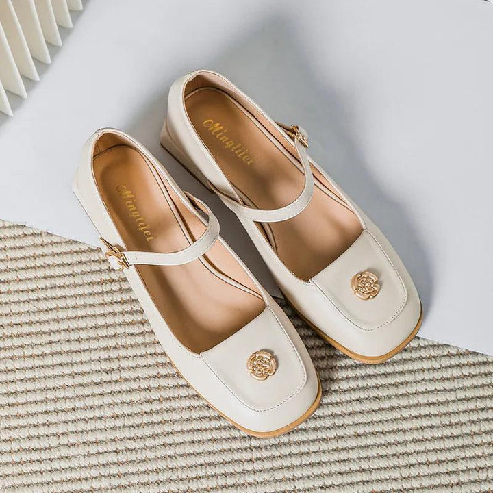 Vivian - Mary-Jane-Flats mit Eckiger Spitze und Blumendetail